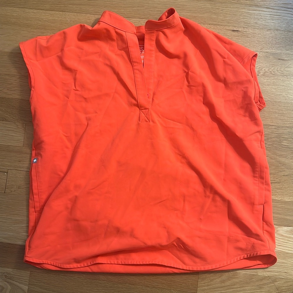 Figs top size small. Sold out color.